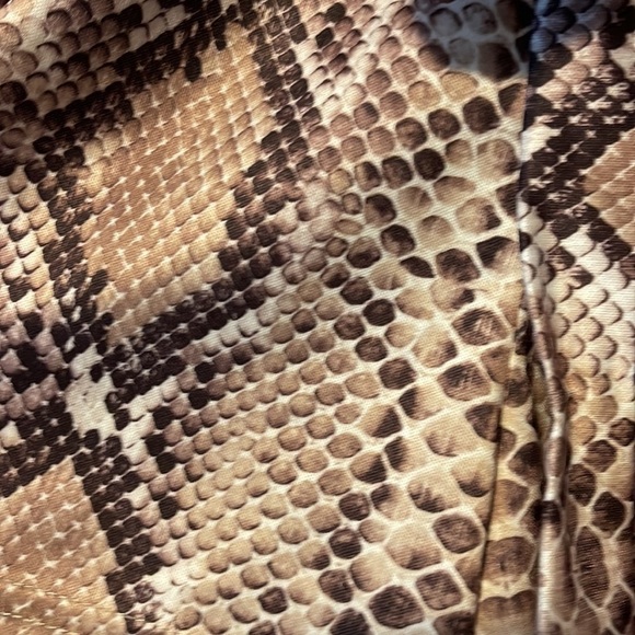 PRETTYLITTLETHING Shorts Size 2 Snakeskin Snake Print - Picture 2 of 6